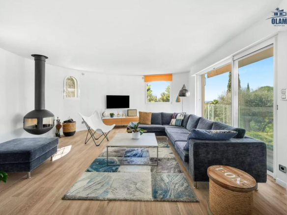 Intérieur d'une villa moderne à Cannes avec salon lumineux et cheminée.