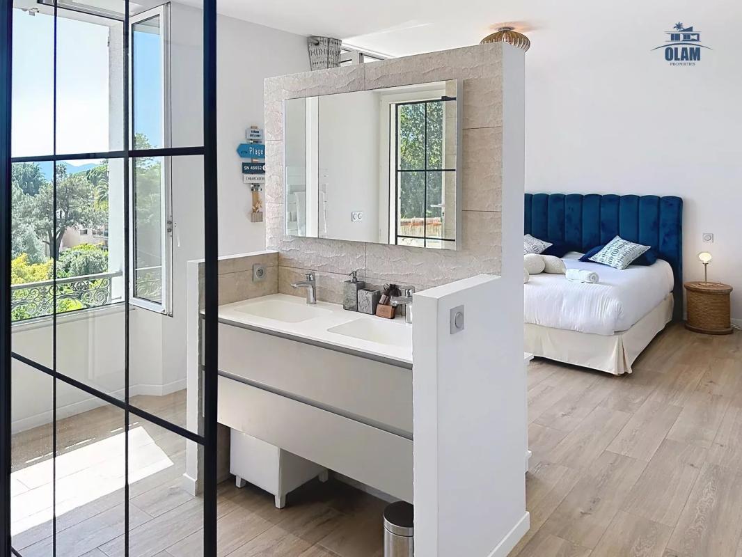 Intérieur d'une villa à Cannes avec salle de bain moderne et chambre à coucher
