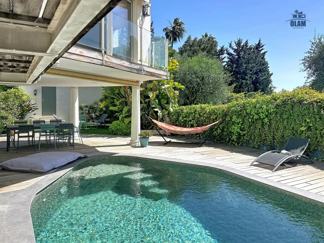 Villa moderne avec piscine, jardin et espace détente à Cannes.