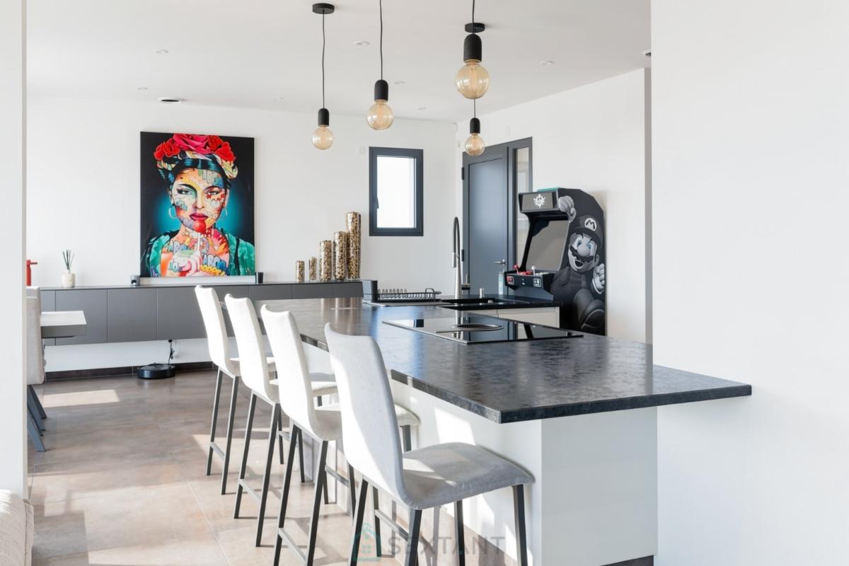 Intérieur d’une villa d’architecte à Istres Intérieur d'une villa contemporaine avec cuisine moderne et décoration artistique.