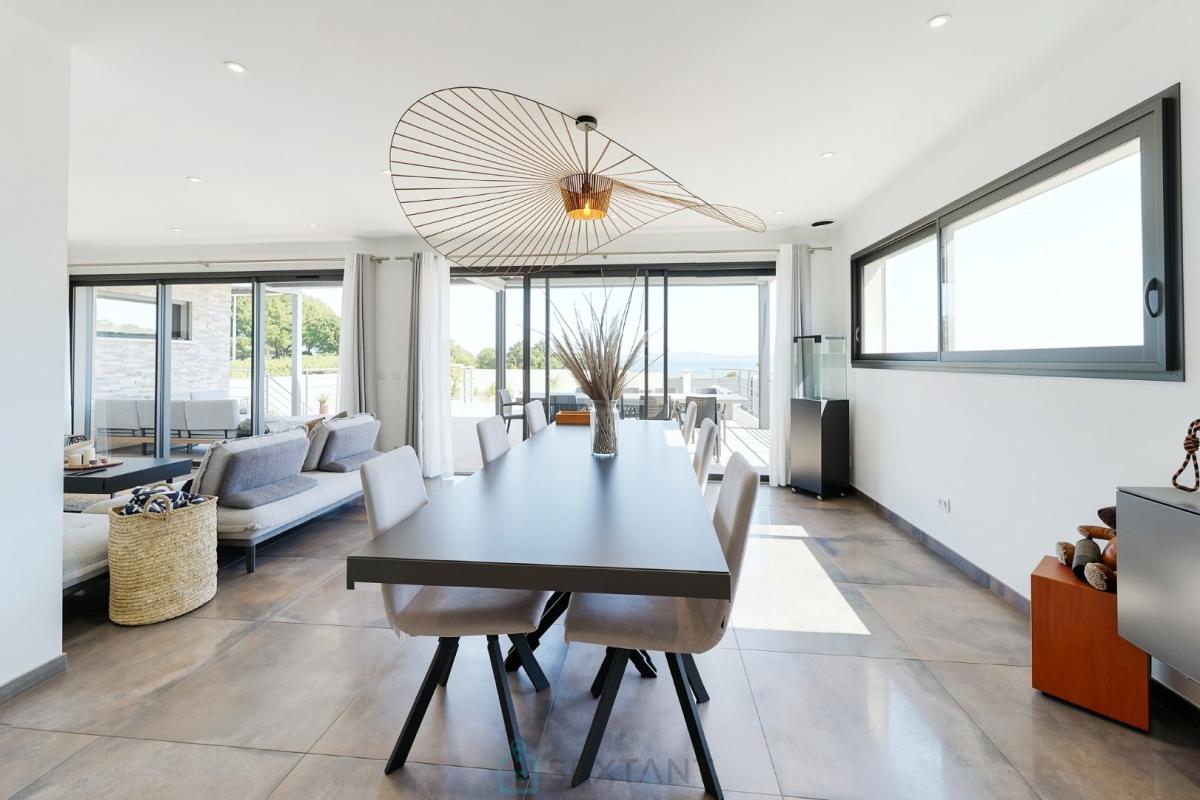 Intérieur d’une villa d’architecte à Istres Intérieur d'une villa contemporaine à Istres, avec salle à manger et salon lumineux.