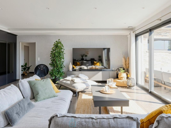 Intérieur d'une villa contemporaine avec salon lumineux et moderne à Istres.
