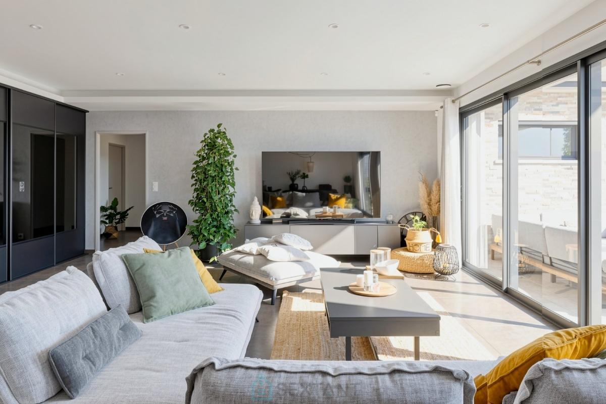 Intérieur d’une villa d’architecte à Istres Intérieur d'une villa contemporaine avec salon lumineux et moderne à Istres.