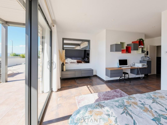 Intérieur d'une villa contemporaine à Istres, avec un espace de vie lumineux et moderne.