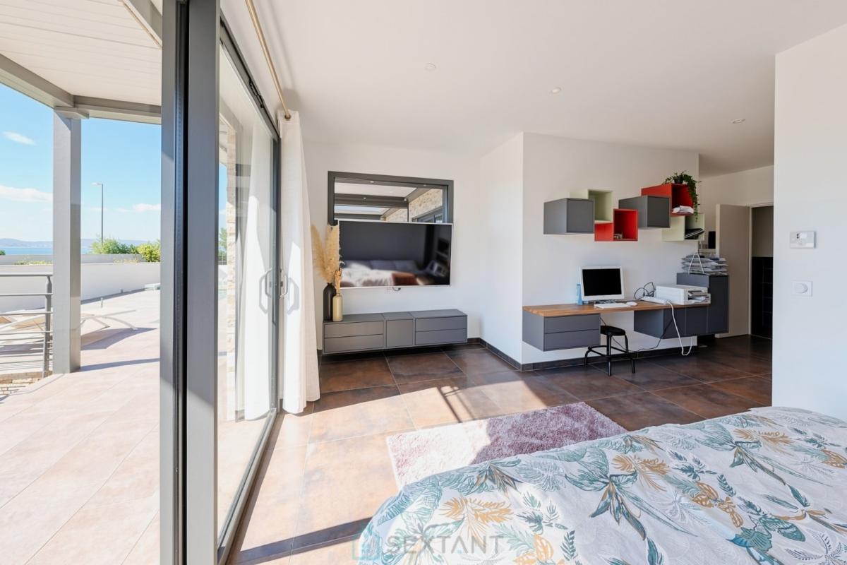 Intérieur d’une villa d’architecte à Istres Intérieur d'une villa contemporaine à Istres, avec un espace de vie lumineux et moderne.