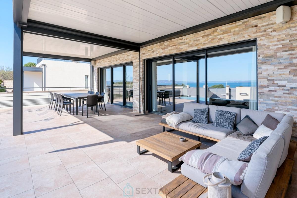 Terrasse de villa contemporaine à Istres Terrasse d'une villa contemporaine avec vue sur la mer à Istres, mobilier moderne et espace de vie extérieur.