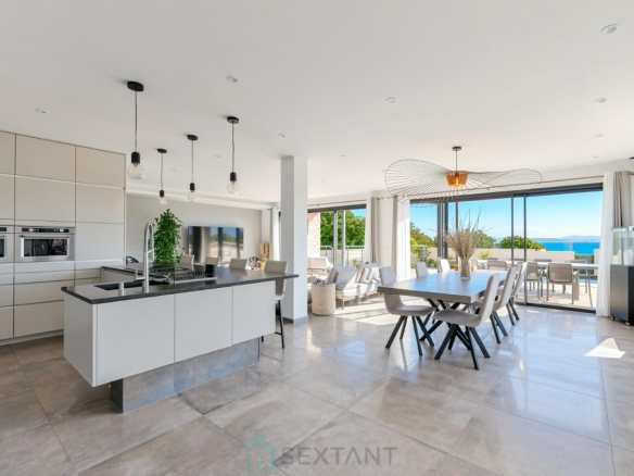 Intérieur d'une villa contemporaine à Istres, cuisine moderne avec vue sur la mer.