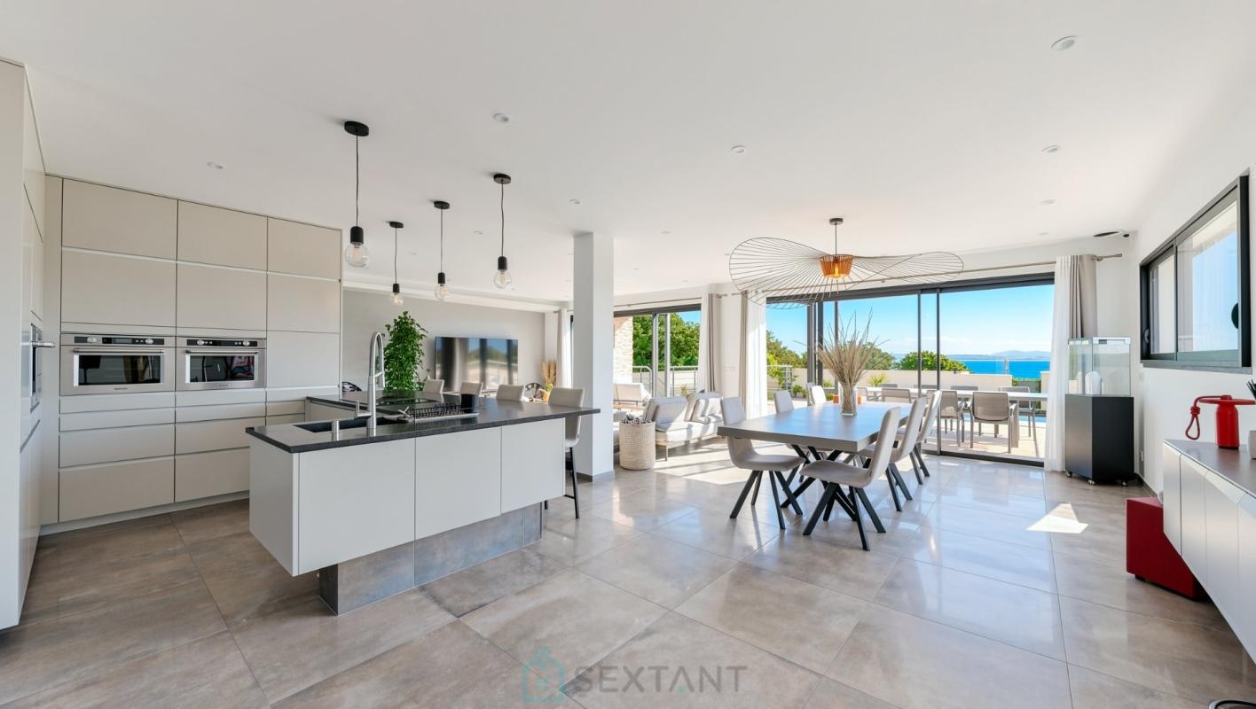 Cuisine moderne dans une villa d’architecte Intérieur d'une villa contemporaine à Istres, cuisine moderne avec vue sur la mer.