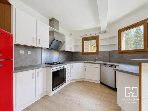 Cuisine moderne et lumineuse dans une maison rénovée à Briançon.
