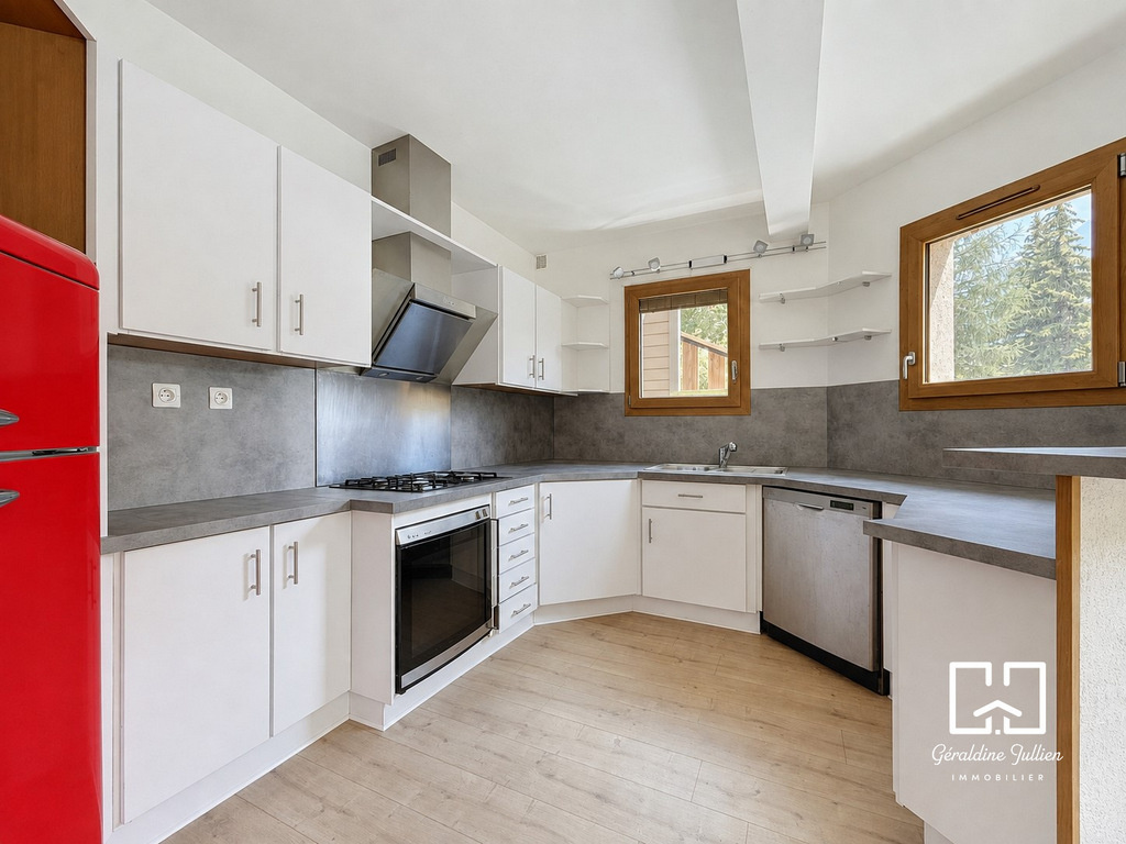 Cuisine rénovée à Briançon Cuisine moderne et lumineuse dans une maison rénovée à Briançon.