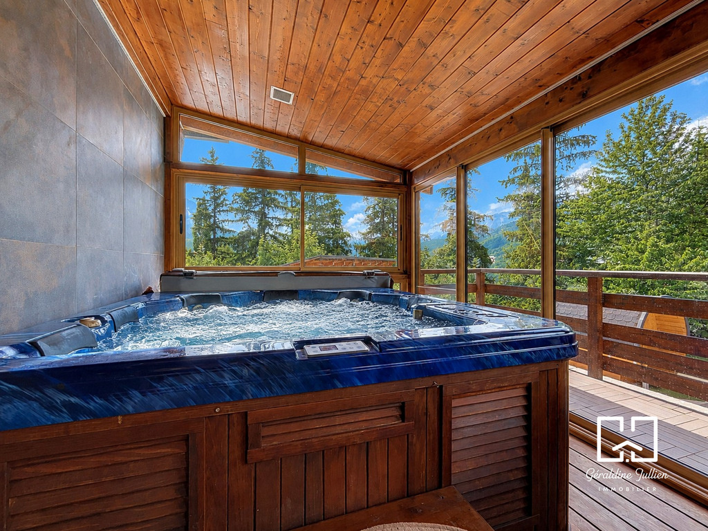 Jacuzzi avec vue à Briançon Jacuzzi dans une véranda avec vue sur la nature à Briançon