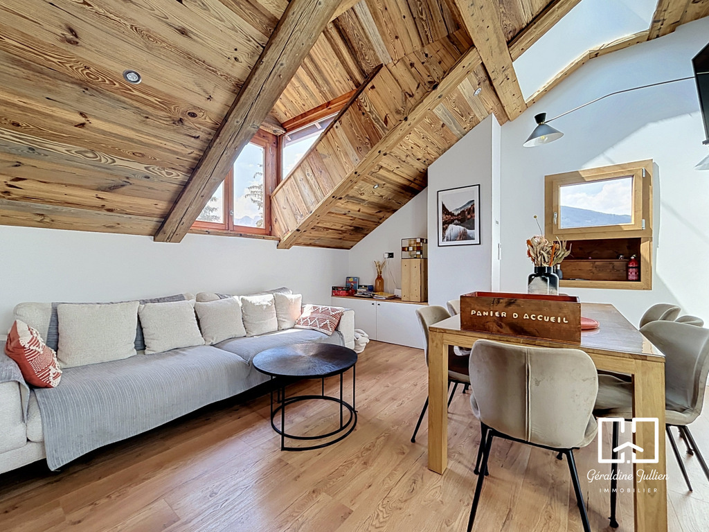 Intérieur d’une maison à Briançon Intérieur d'une maison rénovée avec un salon lumineux et un coin repas en bois.