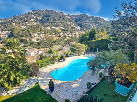 Vue panoramique d'une propriété avec piscine et jardin sur les collines de Drap, près de Nice.