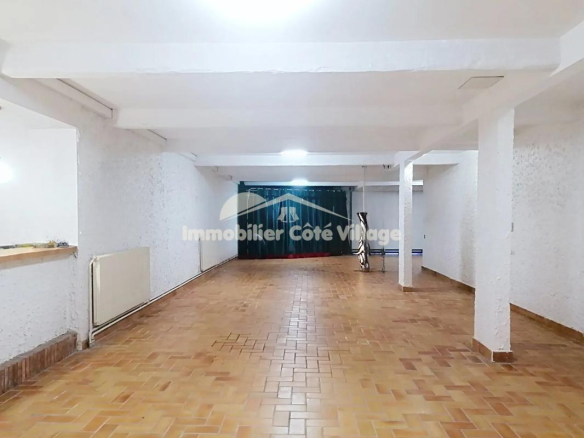 Intérieur spacieux d'une propriété à Drap avec sol en carrelage et murs blancs.