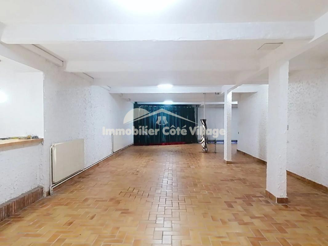 Intérieur spacieux d'une propriété à Drap avec sol en carrelage et murs blancs.