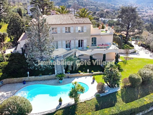 Vue aérienne d'une propriété avec piscine et jardin sur les collines de Drap, près de Nice.