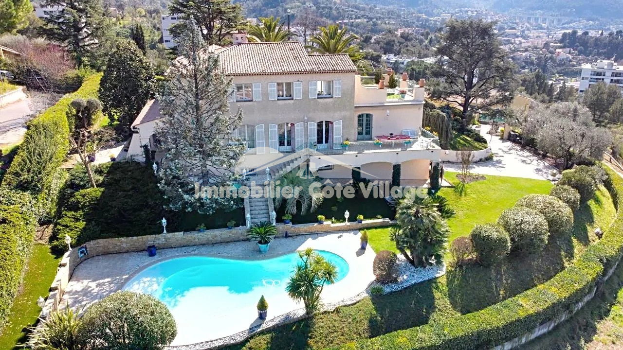 Vue aérienne d'une propriété avec piscine et jardin sur les collines de Drap, près de Nice.