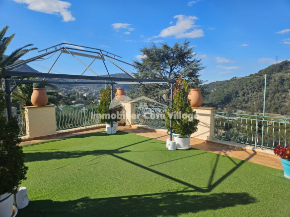 Terrasse verdoyante avec vue panoramique sur les collines de Drap, près de Nice.