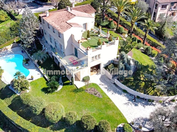 Vue aérienne d'une propriété de luxe avec piscine et jardin à Drap, près de Nice.