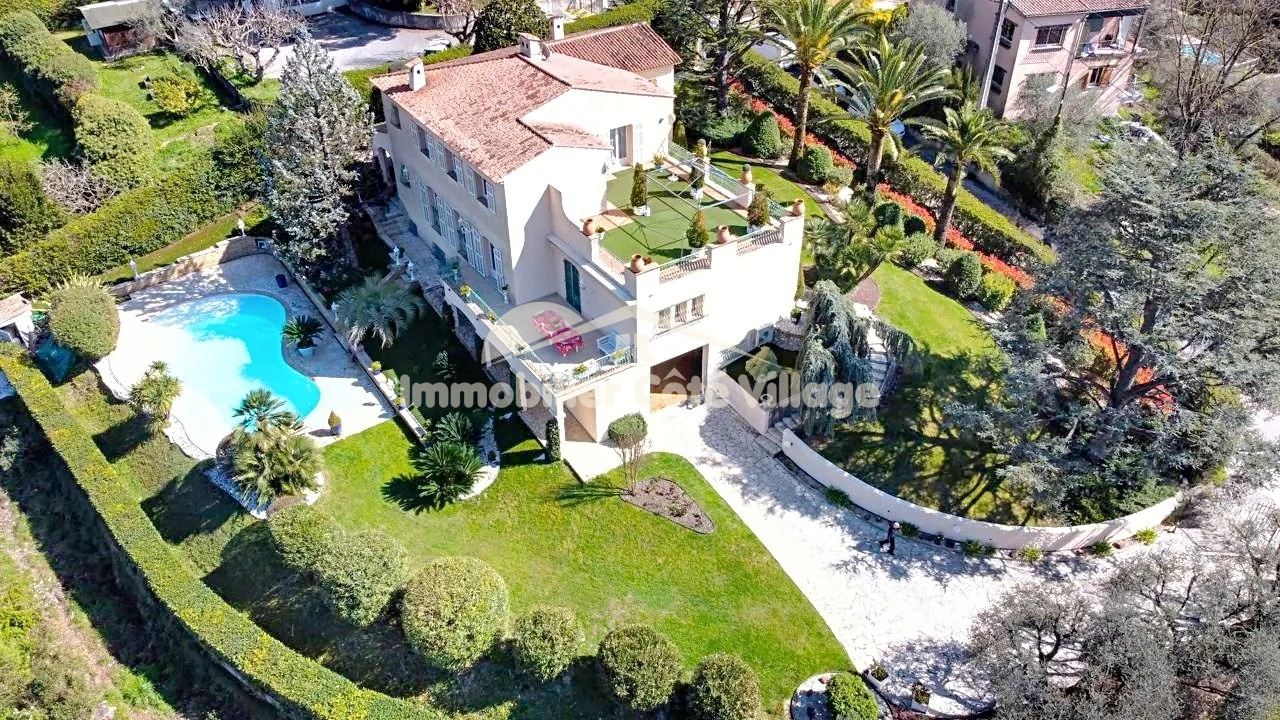 Vue aérienne d'une propriété de luxe avec piscine et jardin à Drap, près de Nice.