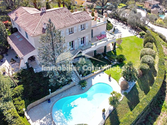 Vue aérienne d'une propriété avec piscine et jardin sur les collines de Drap, près de Nice.