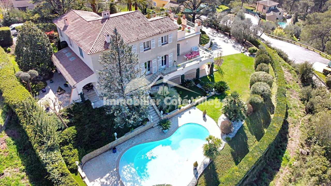Vue aérienne d'une propriété avec piscine et jardin sur les collines de Drap, près de Nice.