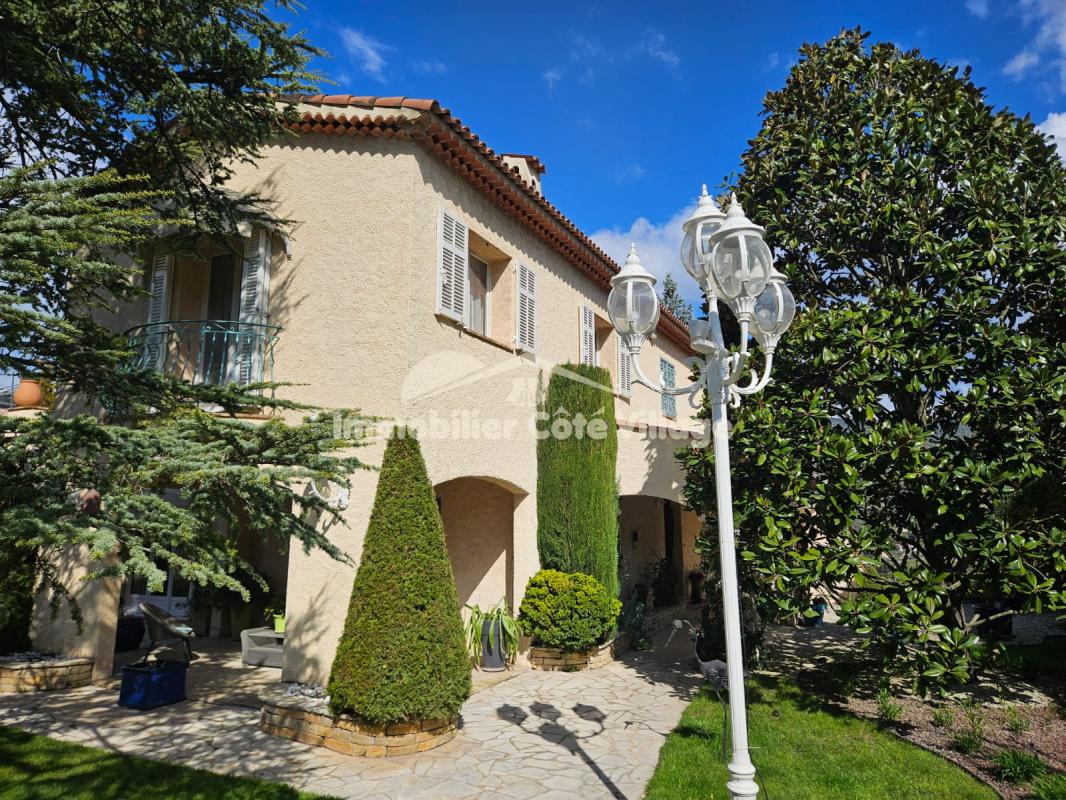 Propriété en périphérie de Nice avec jardin et vue panoramique.