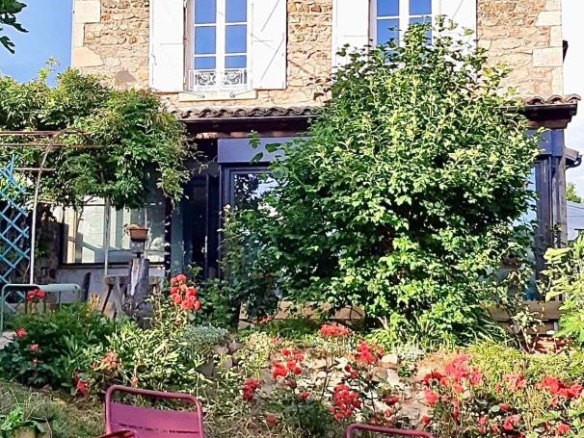Maison en pierre rénovée avec jardin à Beaujeu, Beaujolais.