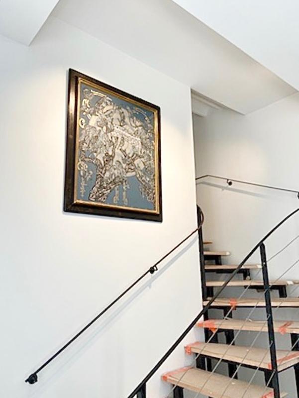 Escalier moderne avec une œuvre d'art encadrée sur le mur.