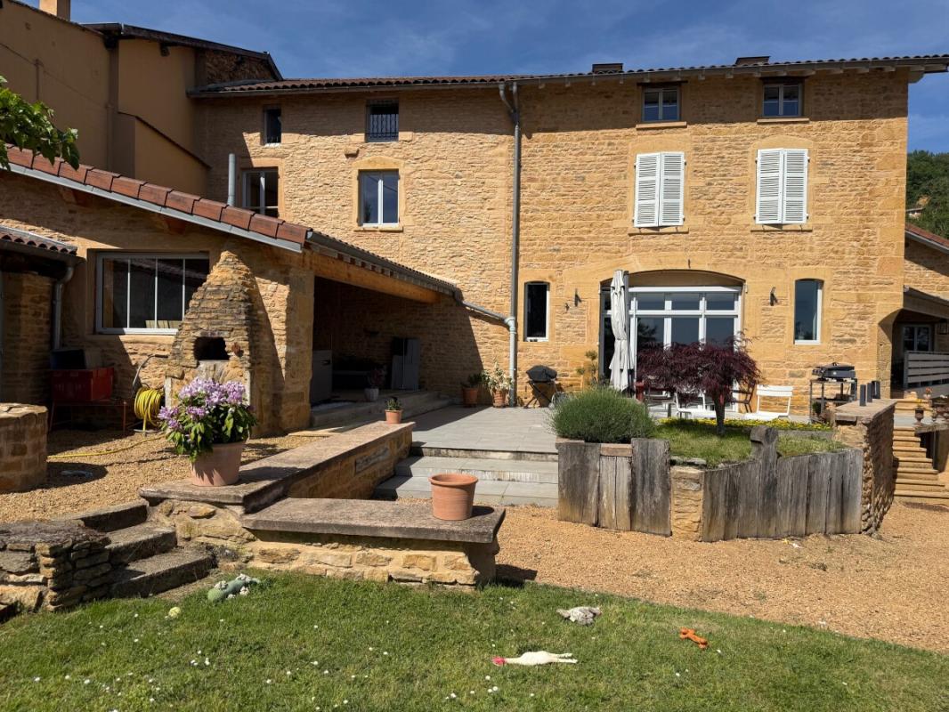 Maison de charme à Ville-sur-Jarnioux Maison en pierre avec terrasse et jardin à Ville-sur-Jarnioux, vue dégagée.