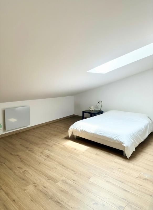 Chambre dans une maison à Ville-sur-Jarnioux Chambre spacieuse avec lit et lumière naturelle, parquet en bois, dans une maison à Ville-sur-Jarnioux.