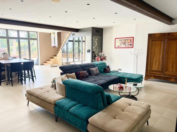 Intérieur d'une maison moderne avec salon spacieux et cuisine ouverte à Ville-sur-Jarnioux.