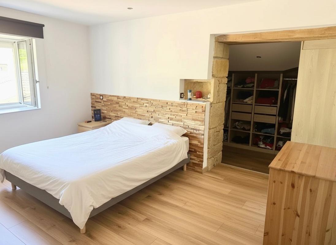 Chambre spacieuse à Ville-sur-Jarnioux Chambre d'une maison à Ville-sur-Jarnioux, avec lit double et rangement intégré.