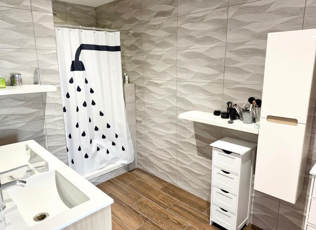 Salle de bain contemporaine Salle de bain moderne avec douche, lavabo et rangement.