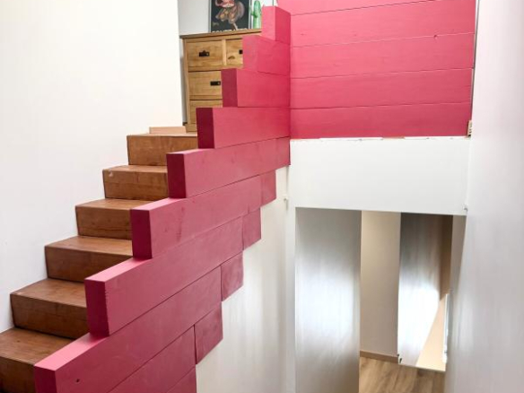 Escalier moderne avec rambarde rose et murs blancs, intérieur d'une maison à Ville-sur-Jarnioux.