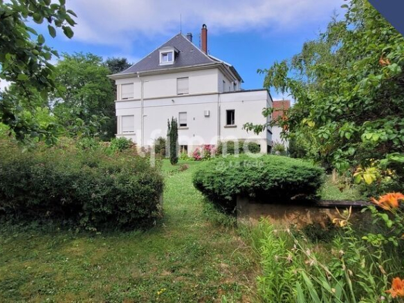 Maison bourgeoise à Barr avec jardin, vue sur la façade et la végétation environnante.