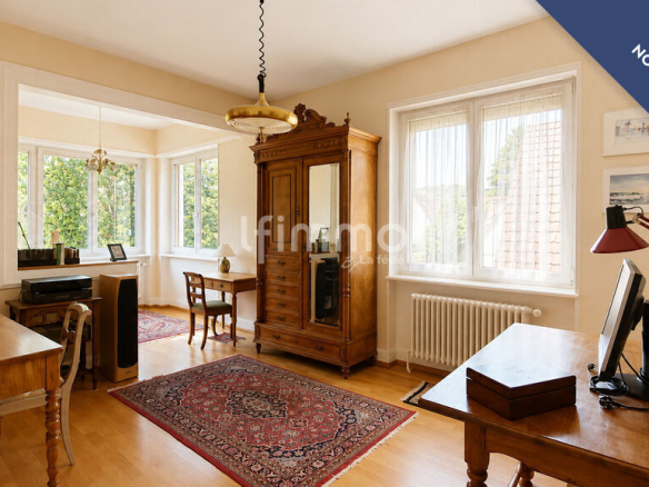 Intérieur d'une maison bourgeoise à Barr avec bureau et mobilier en bois.