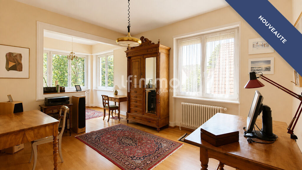Intérieur élégant d’une maison bourgeoise à Barr Intérieur d'une maison bourgeoise à Barr avec bureau et mobilier en bois.