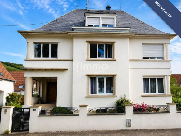 Maison bourgeoise à Barr, façade avec jardin et garage, style des années 40.
