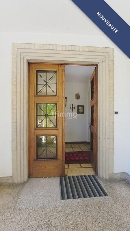 Entrée d’une maison bourgeoise à Barr Entrée d'une maison bourgeoise avec porte en bois et tapis rouge.