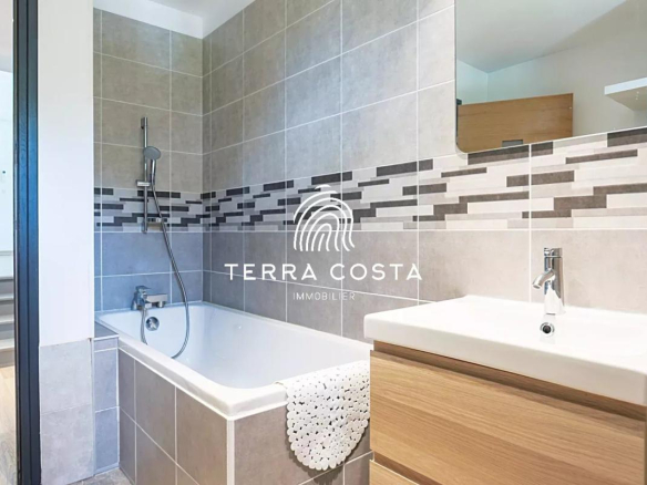 Salle de bain moderne avec baignoire et meuble lavabo en bois