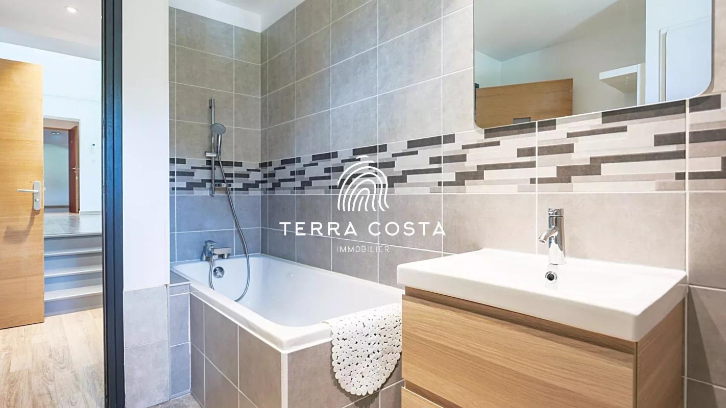Salle de bain moderne avec baignoire et meuble lavabo en bois