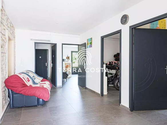 Intérieur d'un domaine avec un salon et des portes menant à d'autres pièces.