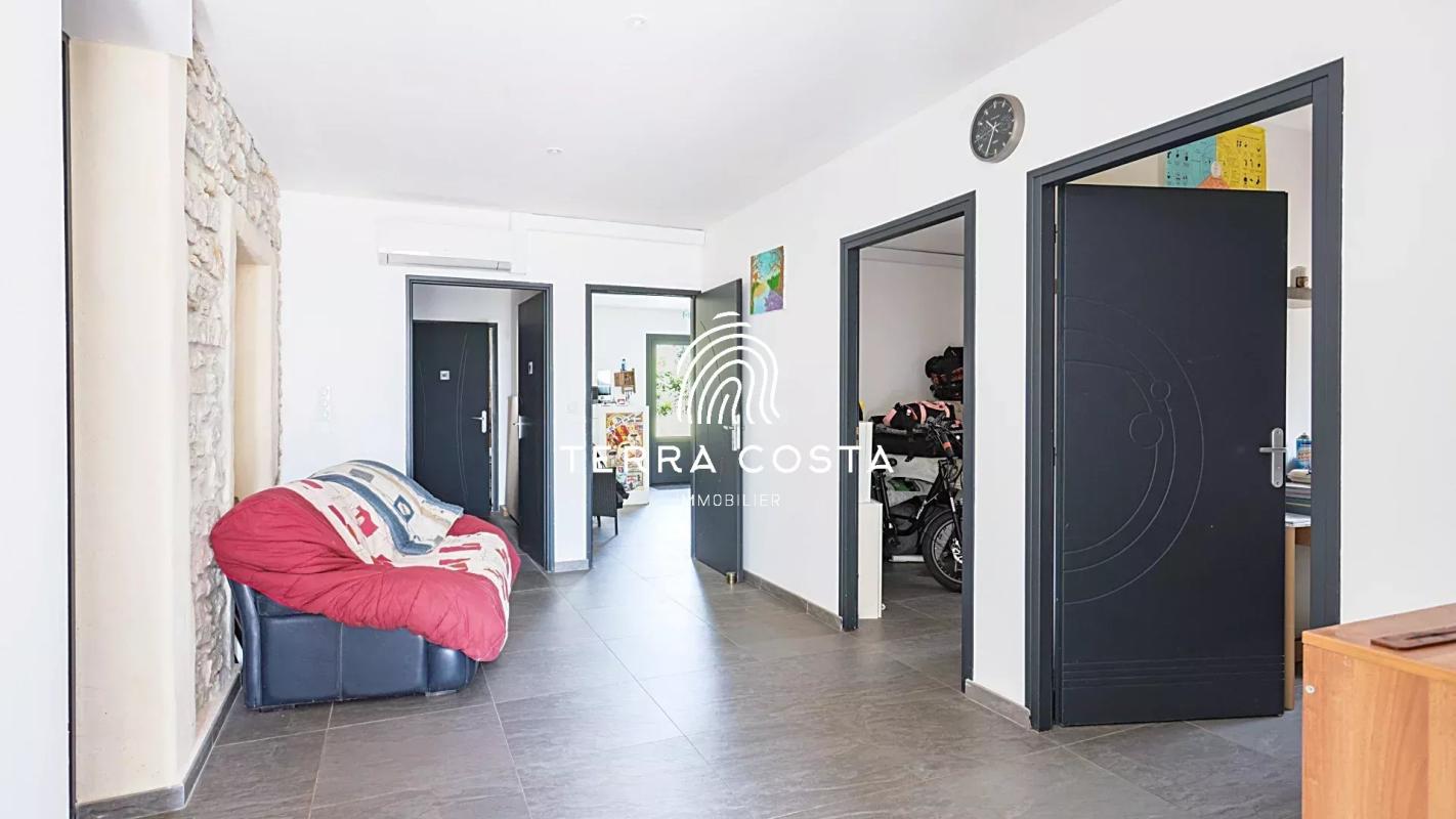 Intérieur d'un domaine avec un salon et des portes menant à d'autres pièces.
