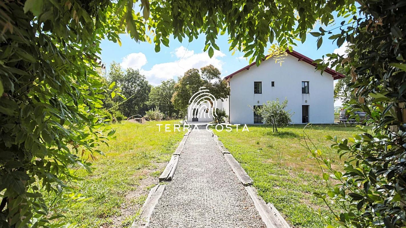 Chemin menant à une maison moderne dans un parc verdoyant de plus de 4 hectares à Saint-Jean-de-Marsacq.