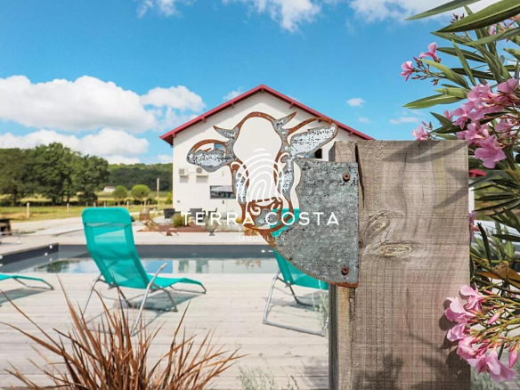 Domaine de l'Anglade avec piscine et chaises longues dans un parc verdoyant
