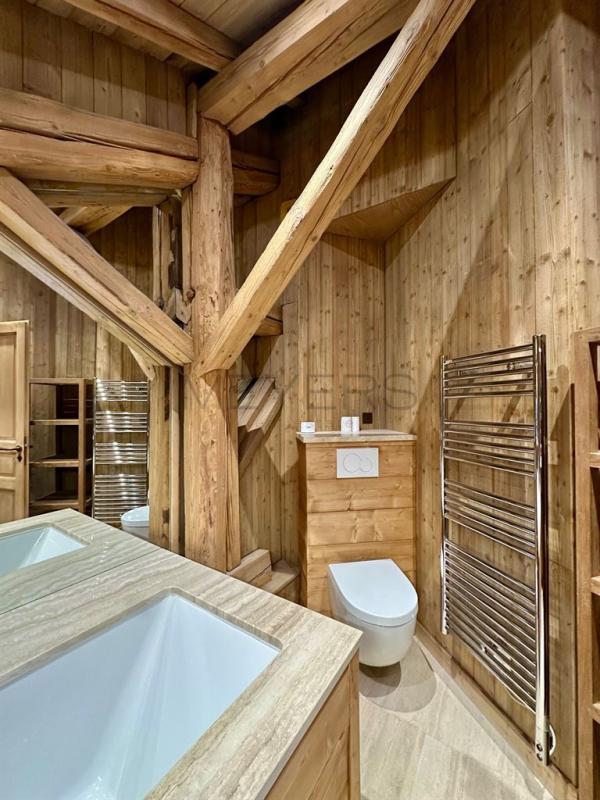 Salle de bain en chalet à Megève Salle de bain en bois avec baignoire et toilettes dans un chalet à Megève.