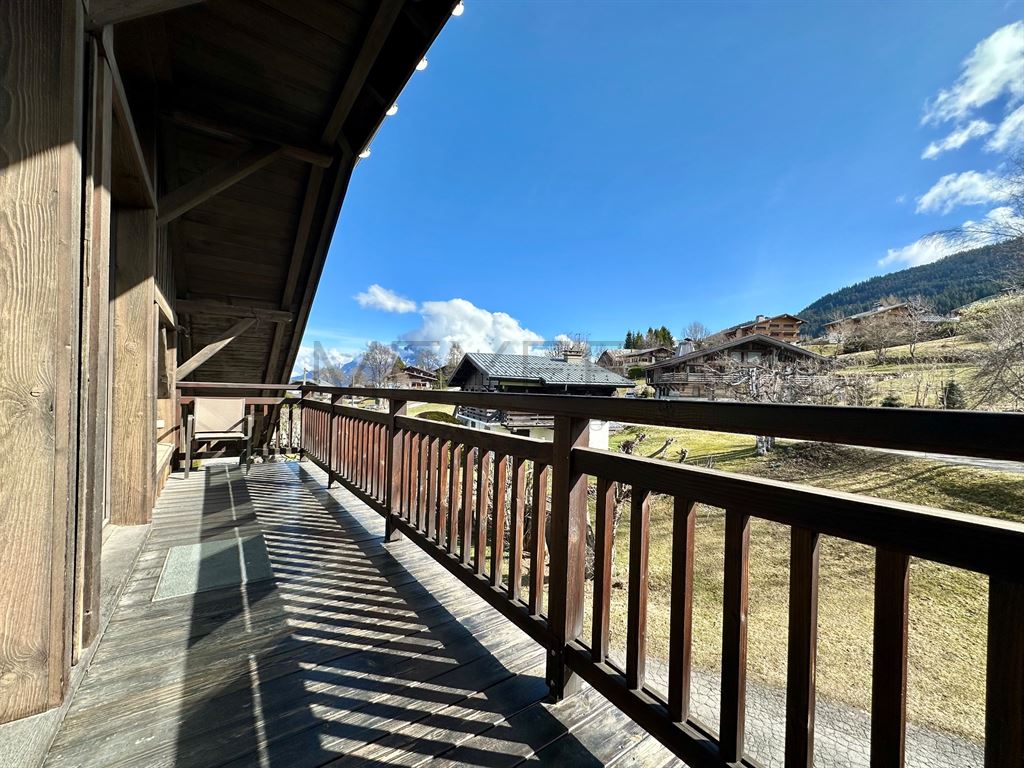 Balcon d’un chalet à Megève Balcon d'un chalet à Megève avec vue sur les montagnes et le paysage environnant.