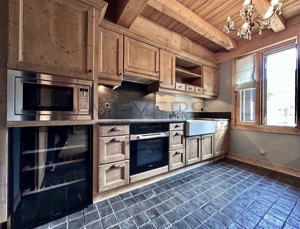 Cuisine du chalet à Megève Cuisine en bois dans un chalet rénové à Megève avec équipements modernes.