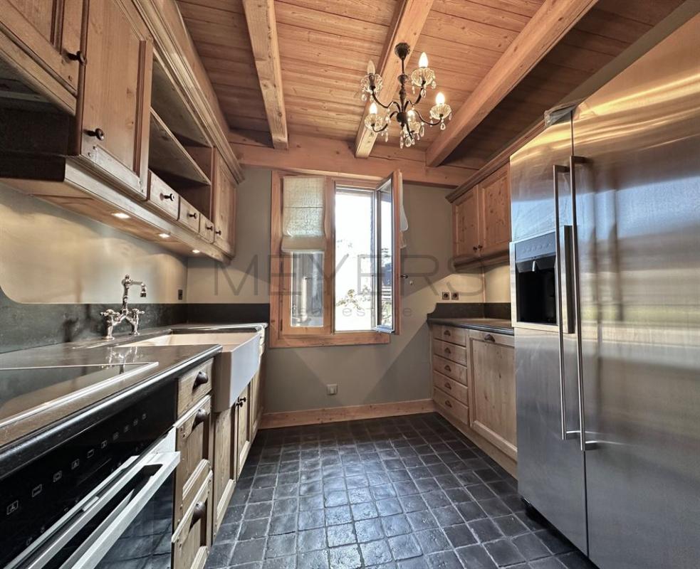Cuisine du chalet à Megève Cuisine d'un chalet rénové à Megève avec des éléments en bois et des appareils modernes.